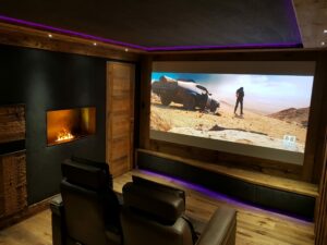 salle de cinema privée, agencement en vieux bois